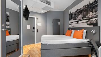 Perhehuone, useita sänkyjä, tupakointi kielletty (first night parking included) | Allergiatestatut vuodevaatteet, pillowtop-patjalliset sängyt, työpöytä