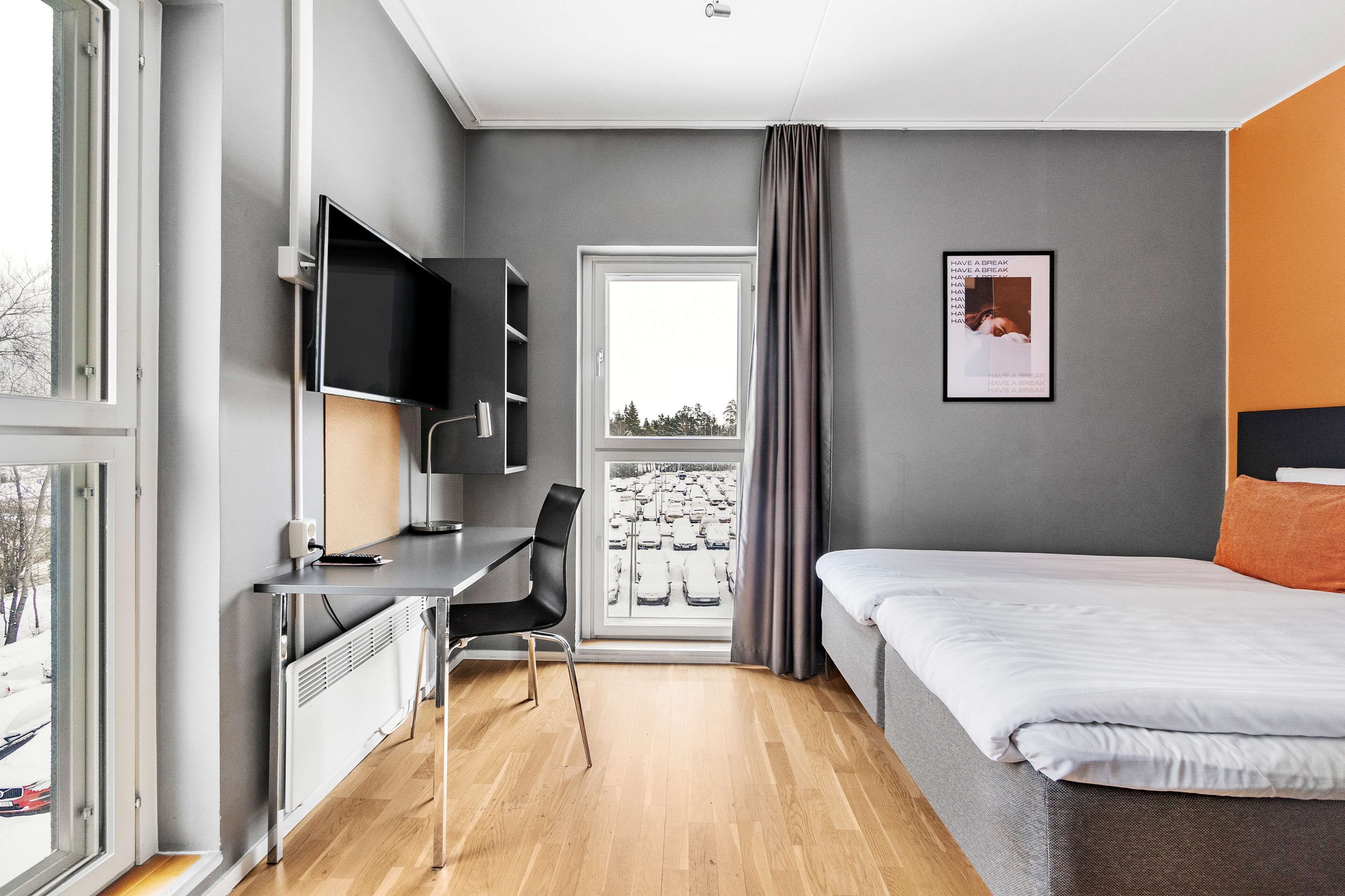 economy room, 2 single beds, non smoking (first night parking included) | 1 bedroom, hypo-allergenic bedding, pillow-top beds, desk