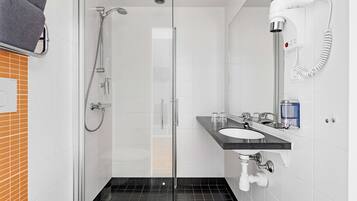 Economy kamer, 1 tweepersoonsbed, niet-roken | Badkamer | Een douche, een haardroger, handdoeken