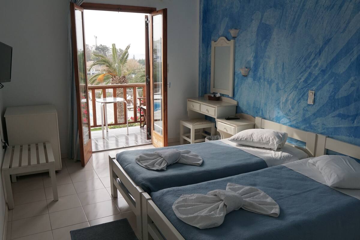 standard room, sea view | minibar, in-room safe, individually decorated, individually furnished
