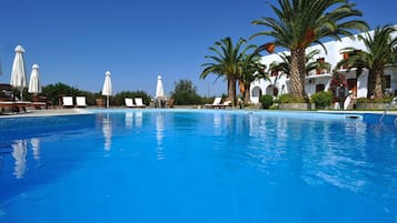 Seasonal outdoor pool, pool umbrellas, sun loungers