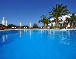 Una piscina al aire libre de temporada, sombrillas