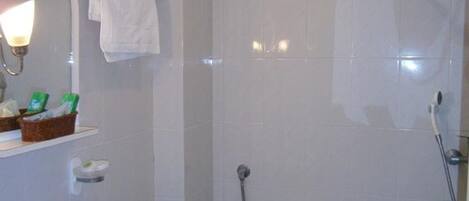 Un baño con lavamanos, inodoro y ducha.
