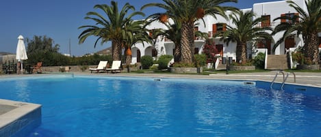 Piscine extérieure (ouverte en saison), parasols de plage