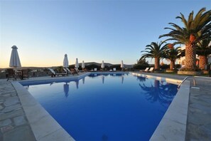Seasonal outdoor pool, pool umbrellas, sun loungers - Hotel Eri (Paros)