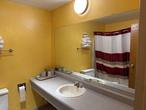 Free toiletries, towels - Motel Sun Inn (Winthrop Harbor)