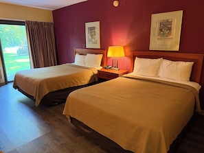 Habitación doble, 2 camas Queen size | Escritorio, tabla de planchar con plancha, wifi gratis y ropa de cama 