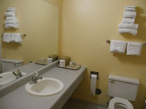 Chambre Double, 2 grands lits | Salle de bain