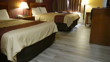 Habitación doble, 2 camas Queen size | Escritorio, tabla de planchar con plancha, wifi gratis y ropa de cama