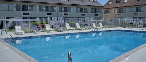 Una piscina cubierta, una piscina al aire libre de temporada
