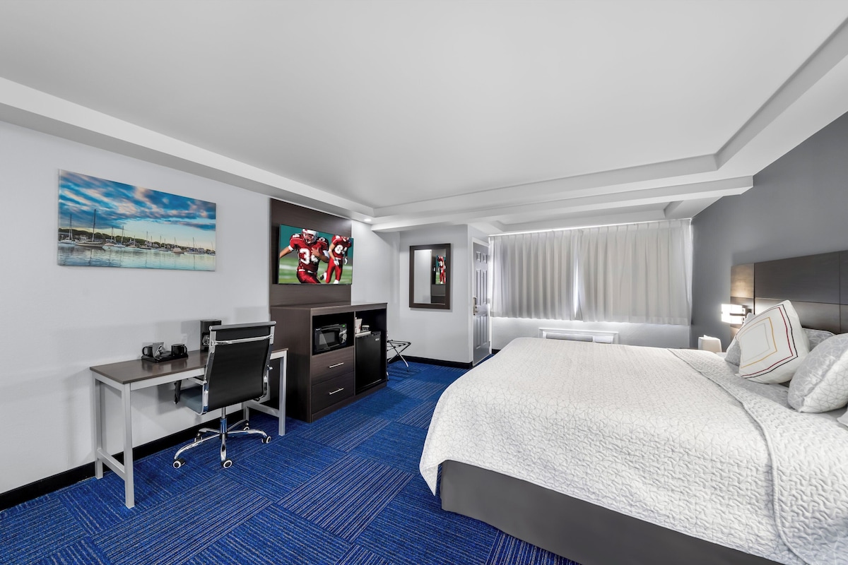 Kamar Superior, 1 Tempat Tidur King dengan tempat tidur Sofa (Roll-In Shower, Smoke Free) | Brankas, meja kerja, ruang kerja ramah laptop, dan tirai kedap cahaya