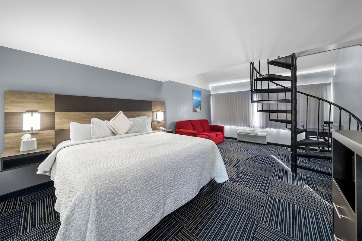 Suite (2 King Beds, Townhouse, Smoke Free) | Brankas, meja kerja, ruang kerja ramah laptop, dan tirai kedap cahaya