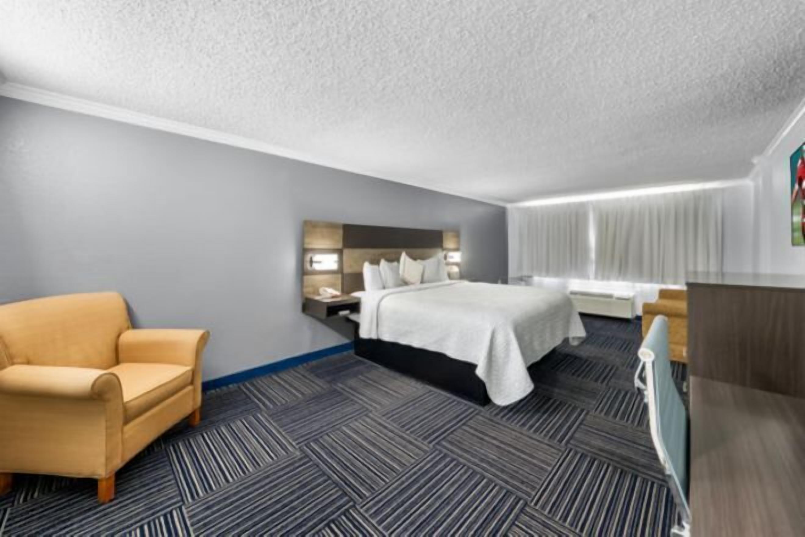 Een kluis op de kamer, een bureau, een laptopwerkplek