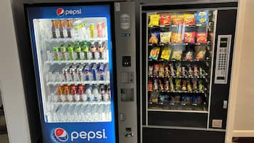 Duas máquinas automáticas, uma com bebidas Pepsi e outra com petiscos.