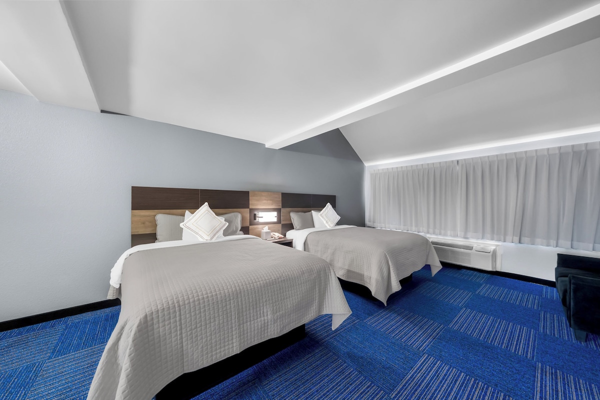 Suite (1 King, 2 Queen,Townhouse, Smoke Free) | Brankas, meja kerja, ruang kerja ramah laptop, dan tirai kedap cahaya