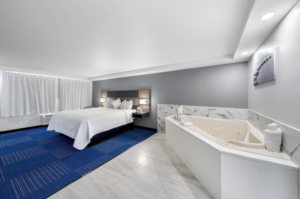 Admiralty Inn & Suites - a Red Collection Hotel