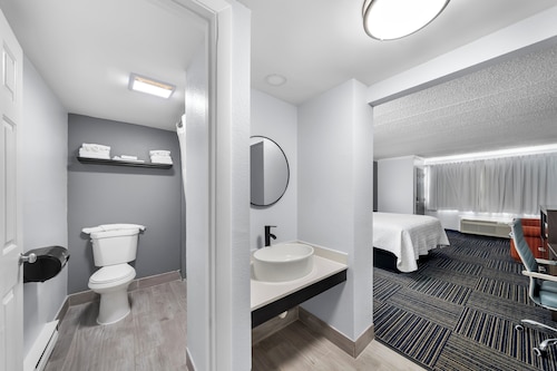 Admiralty Inn & Suites - a Red Collection Hotel