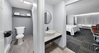 Admiralty Inn & Suites - a Red Collection Hotel