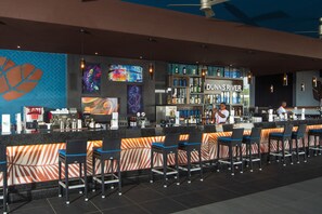 6 bar/lounge, 2 bar di kolam renang dan 2 bar tepi kolam renang