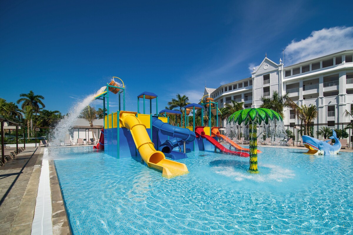 5 outdoor pools, pool umbrellas, sun loungers