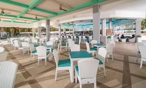 Bar au bord de la piscine