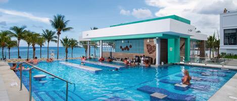 6 barer/lounger, 2 barer i basseng og 2 bassengbarer