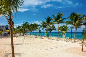 Bãi biển riêng, cát trắng, ghế dài tắm nắng, khăn tắm biển