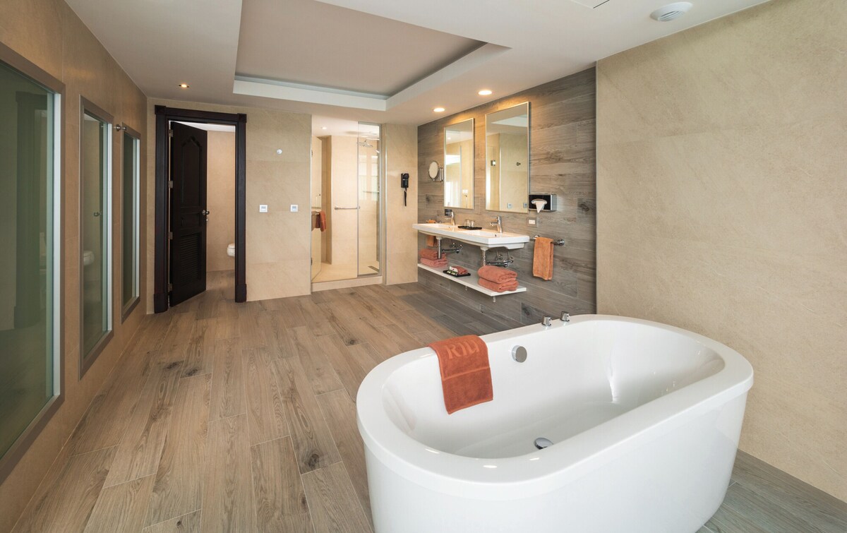 Combined shower/tub, free toiletries, hair dryer, towels