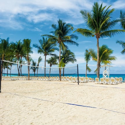 Playa privada, playa de arena blanca, camastros y toallas de playa