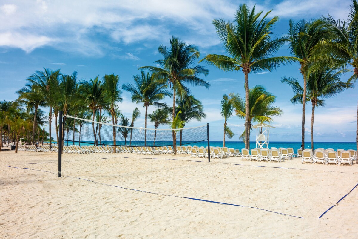 Private beach, white sand, sun loungers, beach towels