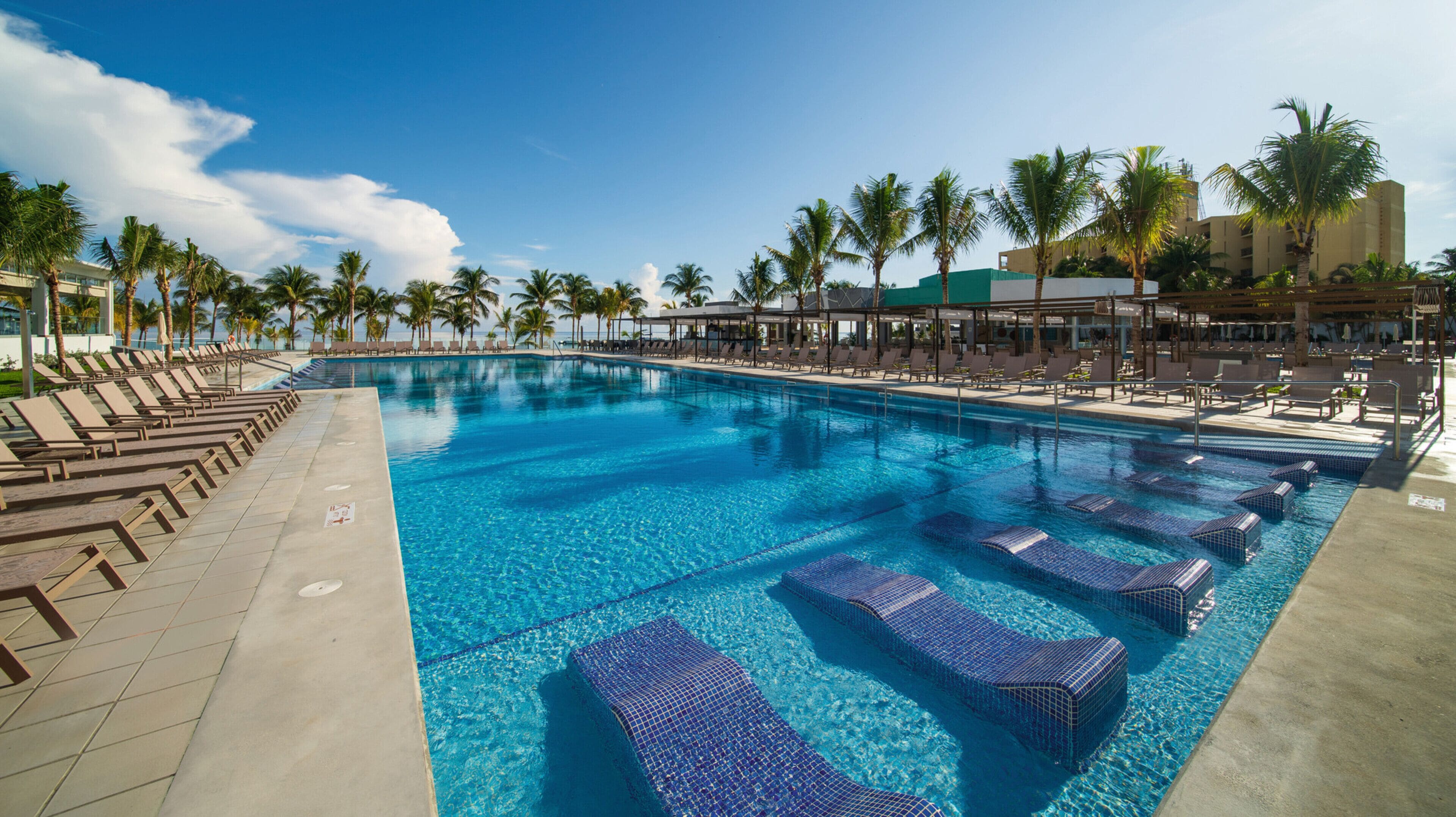 5 outdoor pools, pool umbrellas, sun loungers