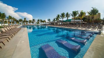 5 outdoor pools, pool umbrellas, sun loungers