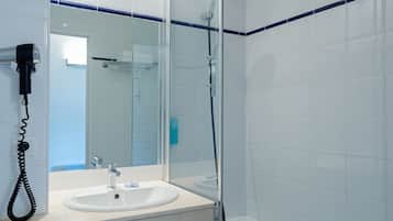 Bañera, secador de pelo, toallas