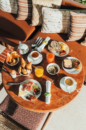 TĂ€gliches FrĂŒhstĂŒcksbuffet (20 EUR pro Person)