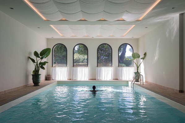 Indoor pool, seasonal outdoor pool, pool loungers