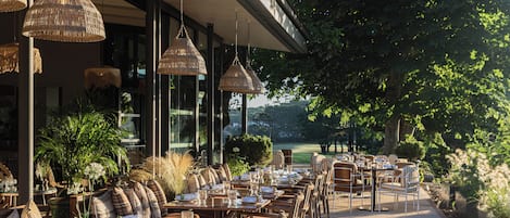 Petit déjeuner, déjeuner et dîner servis sur place, vue sur le jardin