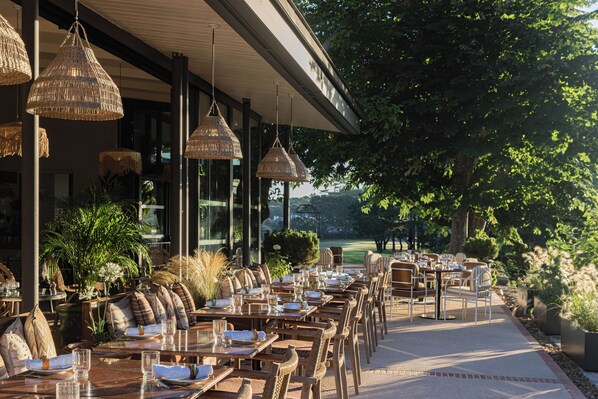Se sirven desayunos, comidas, cenas y cocina local con vista al jardín