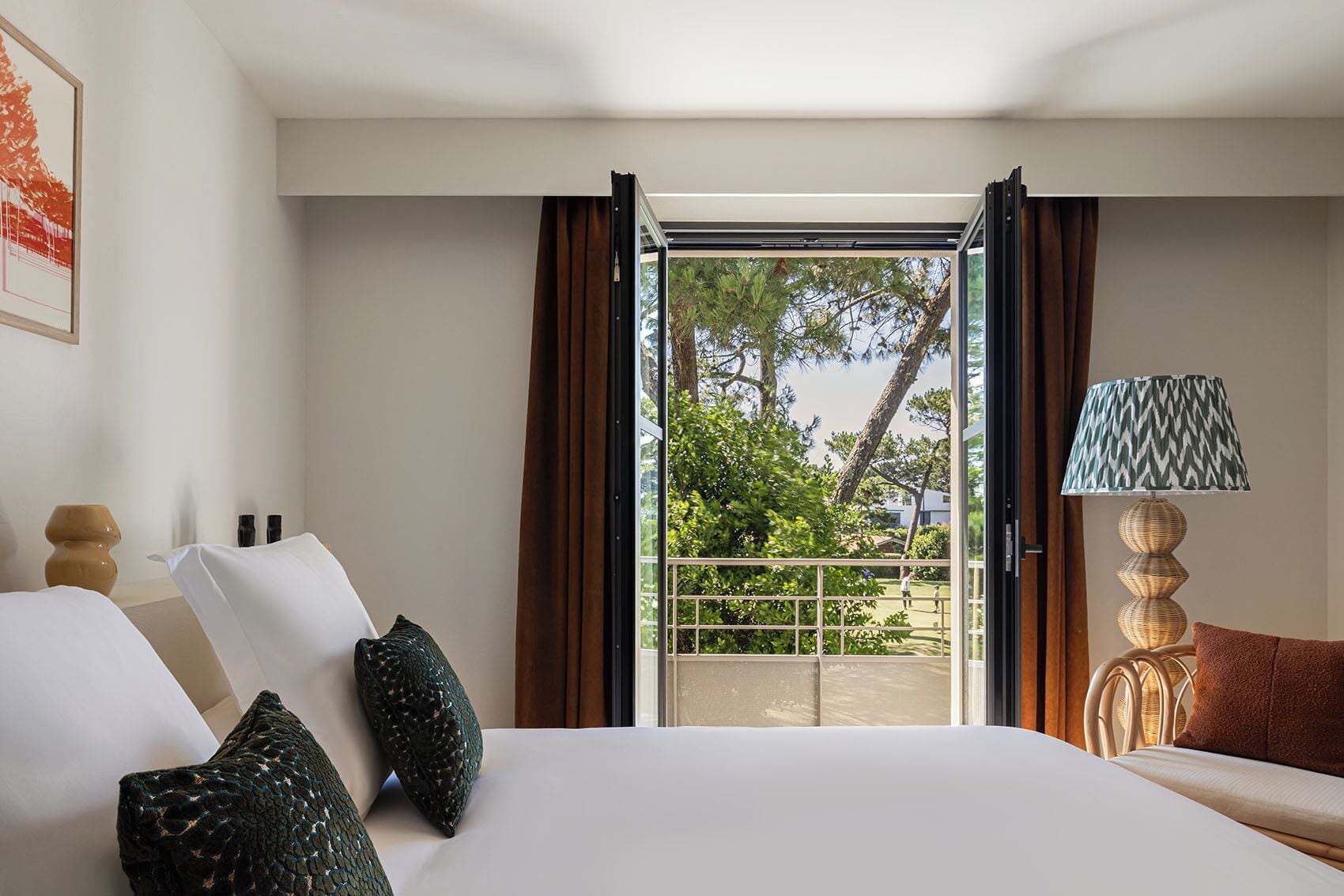 Premium-huone, parveke | Ylelliset vuodevaatteet, minibaari, tallelokero huoneessa, äänieristys