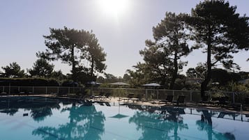 Inomhuspool, en sÀsongsöppen utomhuspool och solstolar