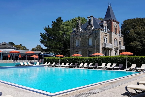 Seasonal outdoor pool, sun loungers