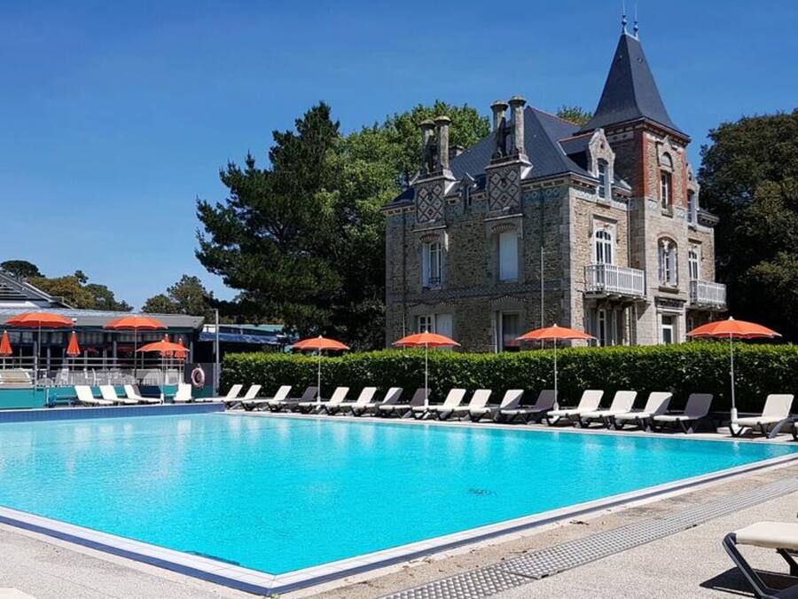 Seasonal outdoor pool, sun loungers