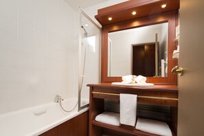 Bathtub, towels