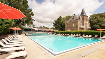 Seasonal outdoor pool, sun loungers