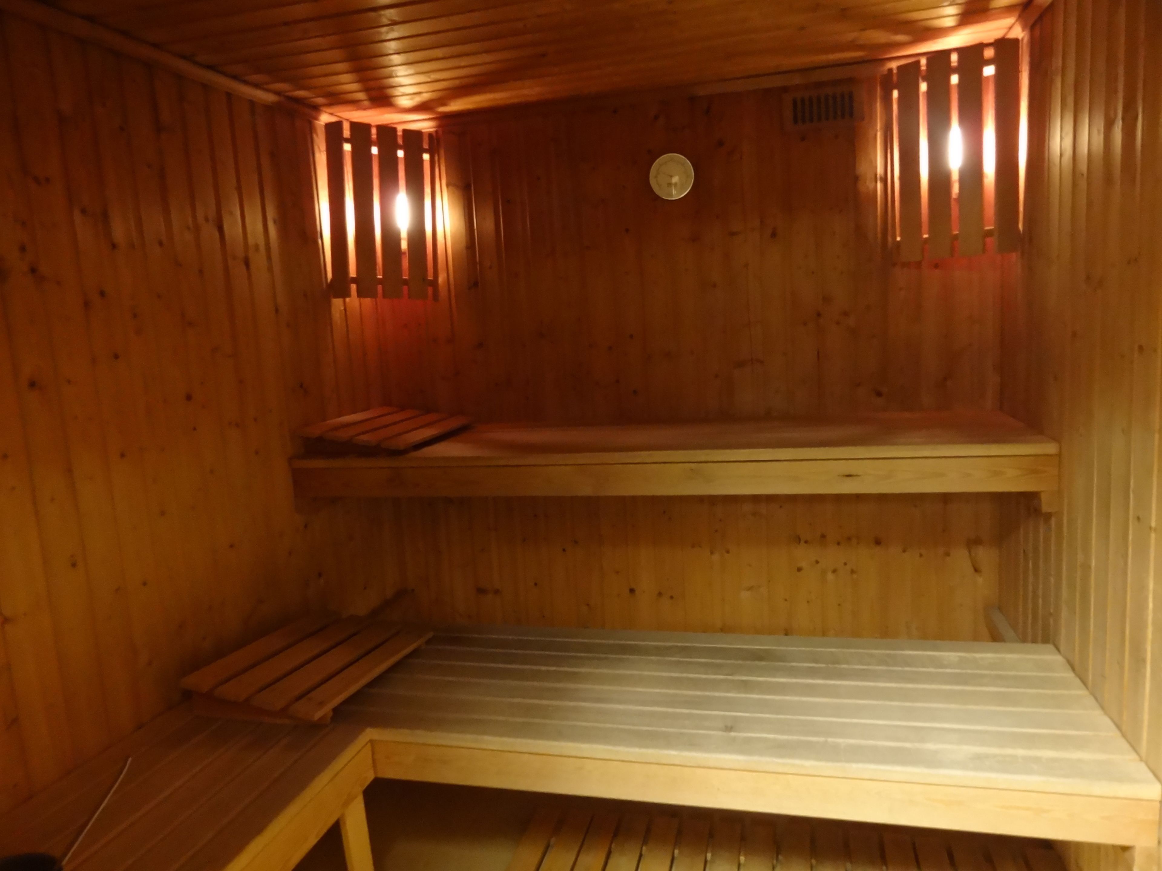 Una sauna con paredes y bancos de madera.
