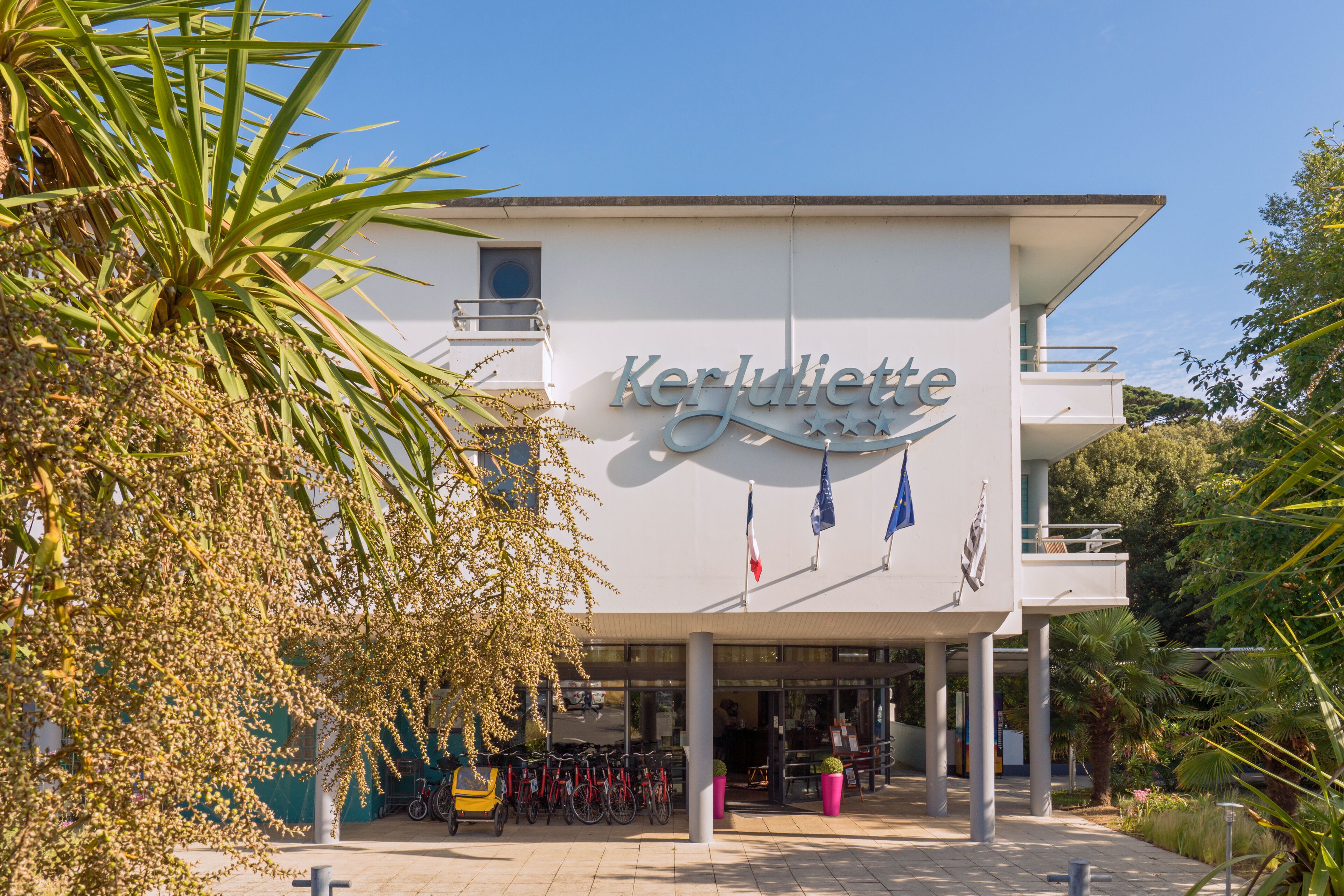 Un edificio con un letrero que dice "Kerjuliette" y banderas.