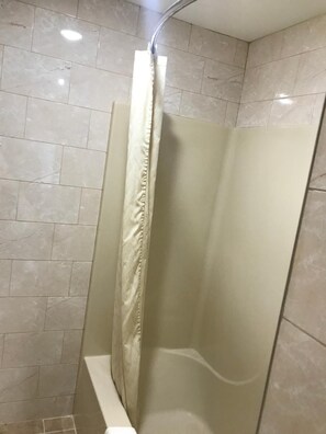 Combined shower/bathtub - Blue Falls Motel (Tonawanda)
