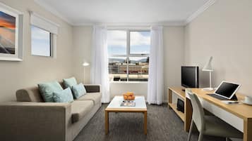 Standard-Apartment, 1 Schlafzimmer, Nichtraucher, Stadtblick | 2 Schlafzimmer, Schreibtisch, Verdunkelungsvorhänge