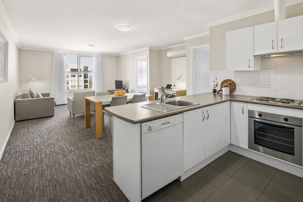 Appartement Standard, 2 chambres, non-fumeurs, vue ville | Cuisine privée | Grand réfrigérateur, micro-ondes, four, plaque de cuisson