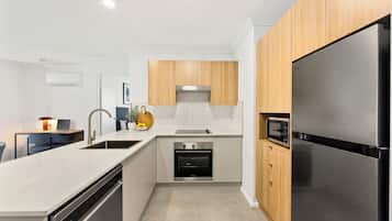 Departamento estándar, 2 habitaciones, para no fumadores, vista a la ciudad | Cocina privada | Cafetera y tetera, refrigerador con congelador, microondas y horno