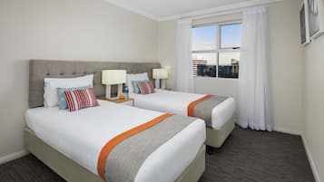 Standaard appartement, 2 slaapkamers, niet-roken, uitzicht op stad | 2 slaapkamers, een bureau, verduisterende gordijnen